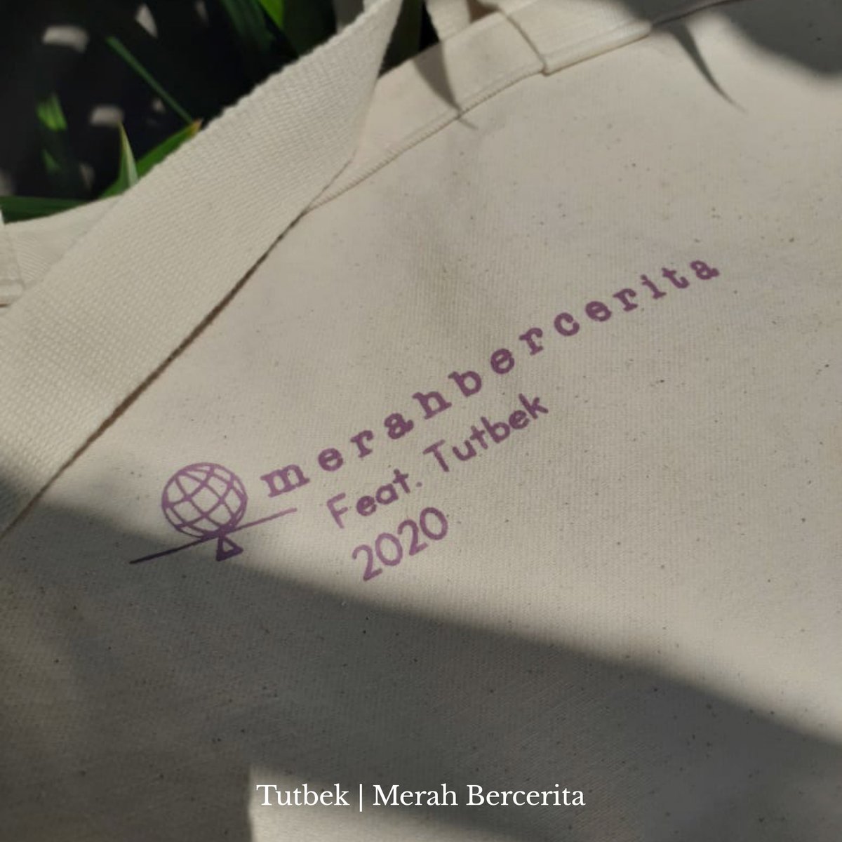 Totebag <a href="/tutbek/">totebag's artist</a> X @Merahbercerita
Idr: 100k
Pemesanan bisa dilakukan melalui whatsapp 0895617464618 (Bayu)

#tutbekxmerahbercerita 
#merahbercerita 
#nyanyiansukmalara