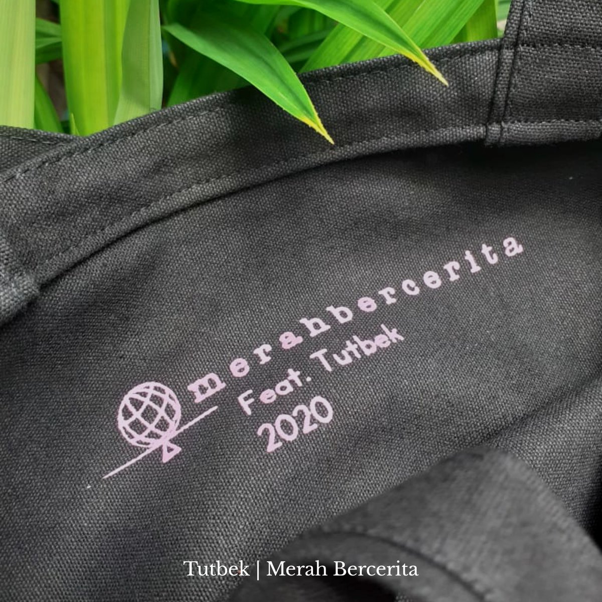 Totebag <a href="/tutbek/">totebag's artist</a> X @Merahbercerita
Idr: 100k
Pemesanan bisa dilakukan melalui watsapp 0895617464618 (Bayu)

#tutbekxmerahbercerita 
#merahbercerita 
#nyanyiansukmalara