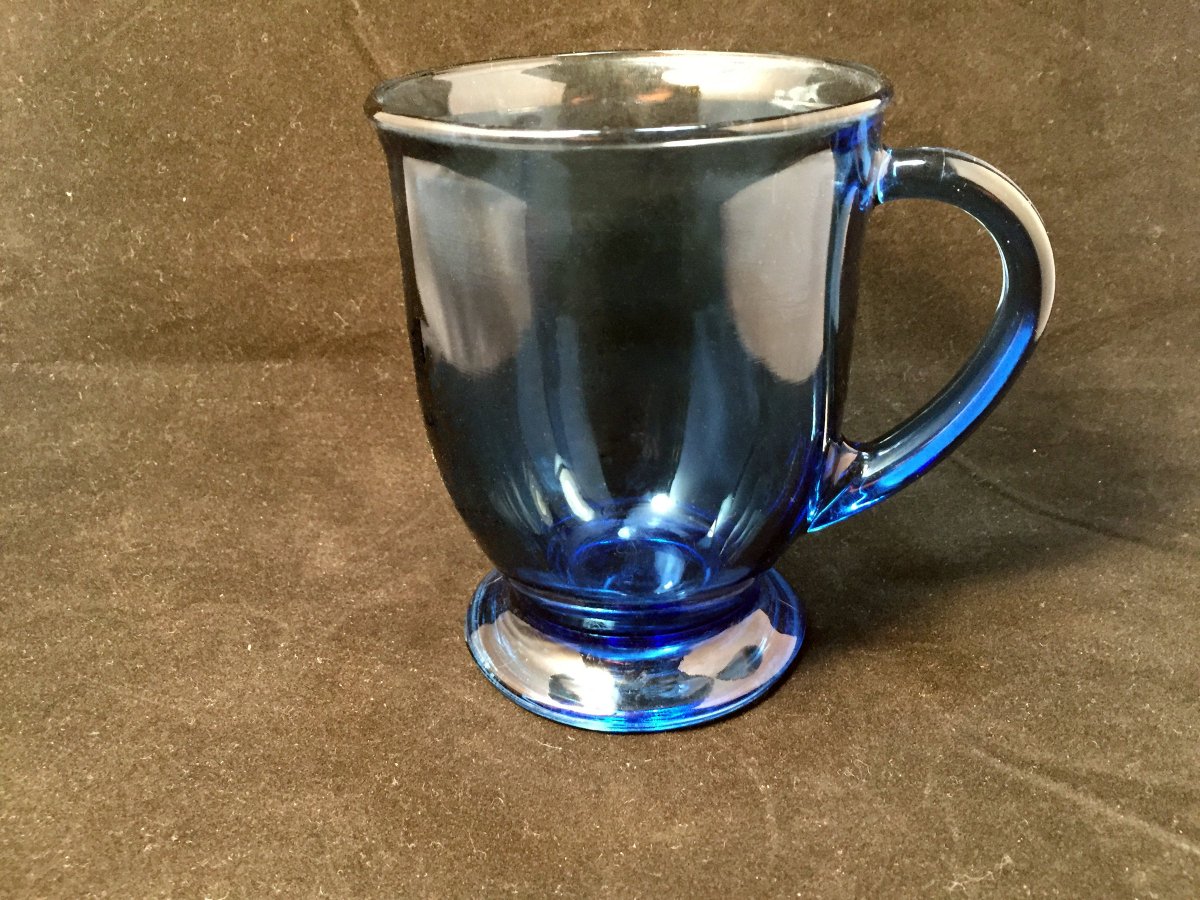FSchmakel's tweet photo. BIG Blue Glass Mug by Anchor   $16
https://t.co/5O5vl5Zzm2 #bluemug #anniversarygift #glassmug #coffeelovermug #madeinusa #coffeemug #anchorhocking #vintagemug #largecup #vintageetsy #etsyshop #etsymugs #EtsyCoffeeLover #vintagegirl  #etsylover  #vintageshop https://t.co/Uzi7678aK3