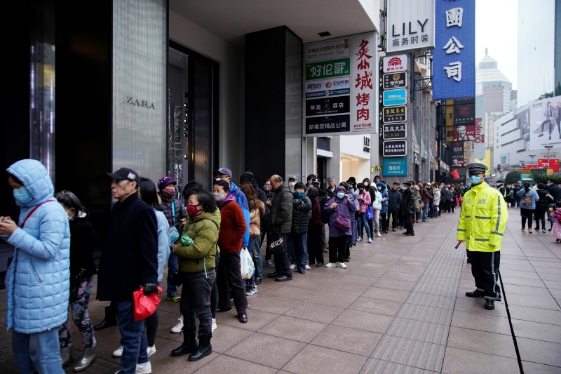 7. At  #Wuhan Union Hospital, a staff member said that the amount of protective gear at the hospital would only last another 3-5 days. People line up outside a drugstore to buy masks in Shanghai.