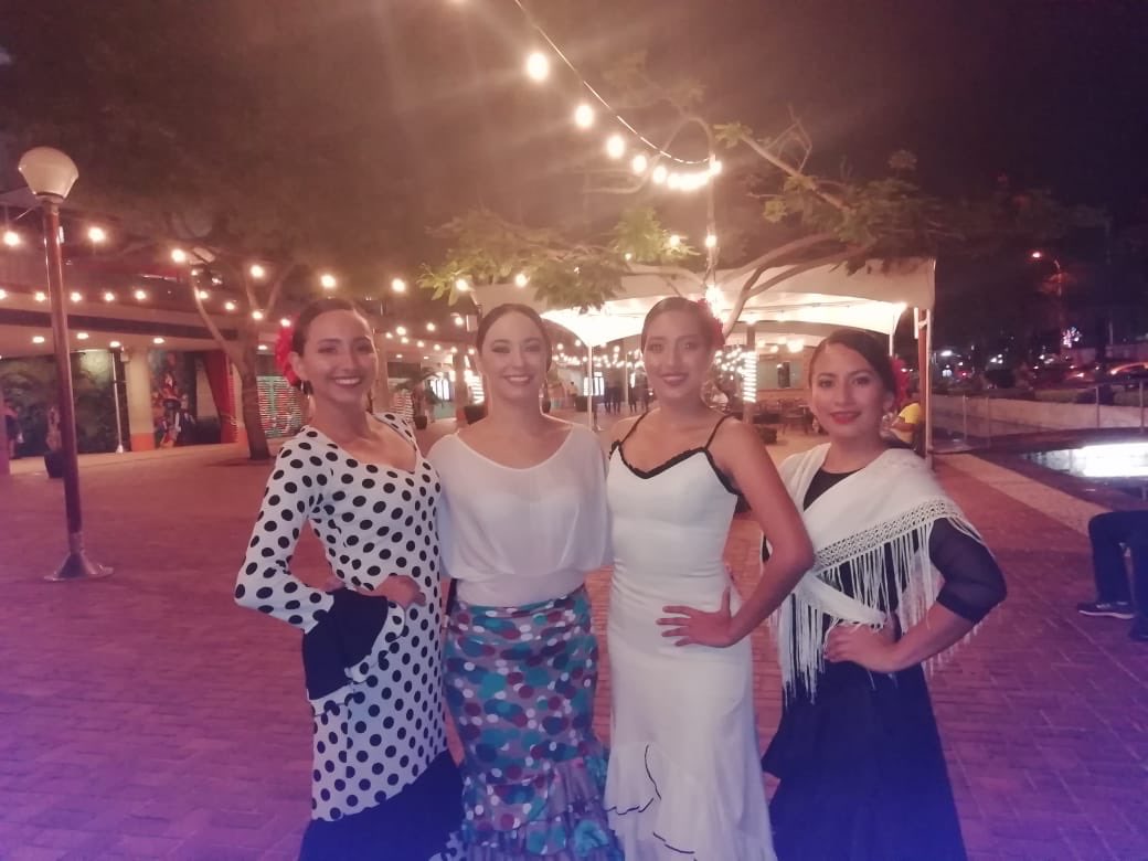 EPTEAdanza's tweet photo. Esta noches las epteas flamencas compartieron escenario con @gloriafebrescordero Un show flamenco que dejo muy animado al publico en la Explanada de @LaBotaGye 💃🏻😃💃🏻 https://t.co/DbXFT1nMbg