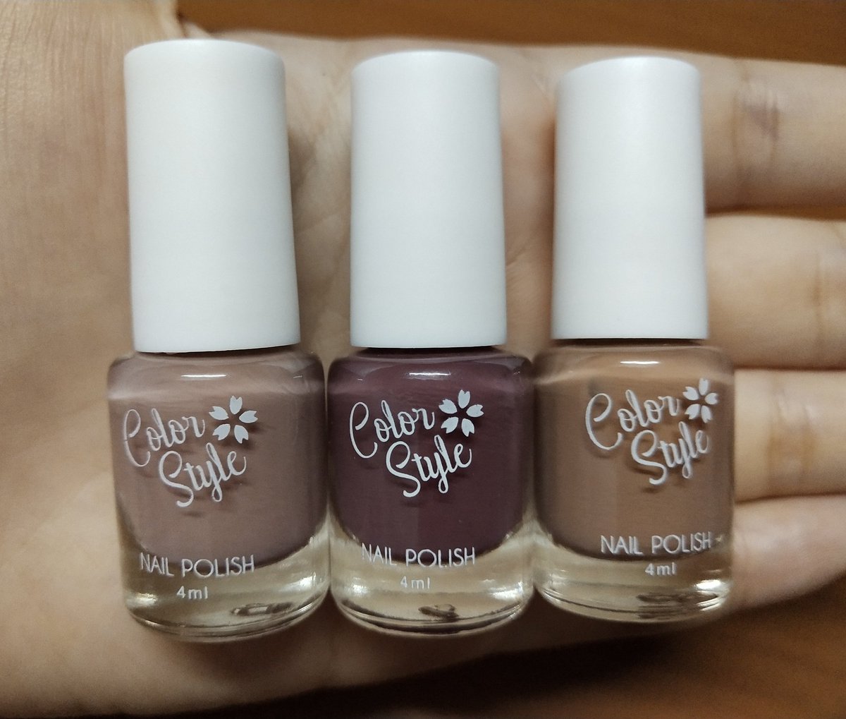 ininmbx2's tweet image. ซื้อยาทาเล็บมาจาก #Shopee คือดูรูปจากร้านตอนแรกก็รู้ว่าขวดเล็กแต่ก็ไม่คิดว่าจะเล็กขนาดนี้~ แต่ไม่เป็นไร.. สีสวย ขวดละแค่ 10 บาท โอเคให้อภัย 😂 #colorstyle #nailpolish #ShopeeTH