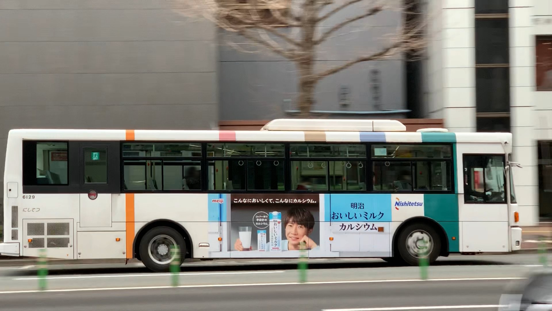 ぶらくら 片道3分間の船に17時間乗る北九州市民 西鉄バスの車両に 嵐 相葉雅紀さんが載っている ハーフラッピングバス 主に福岡市中央区と東区を結ぶバスに こんなハーフラッピングが施されています 車両 ア6129 撮影 年1月26日 天神