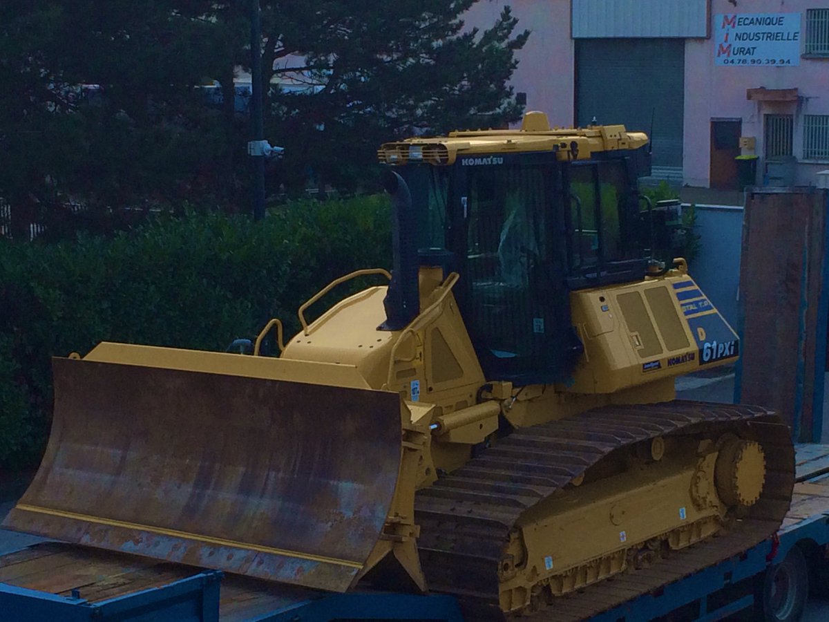 Et voilà le petit nouveau chez #STALTP un bull #Komatsu 61PXi on le retrouve dès lundi au pied du <a href="/GroupamaStadium/">Groupama Stadium</a> équipé de son GPS pour la plateforme du @CDS_Group