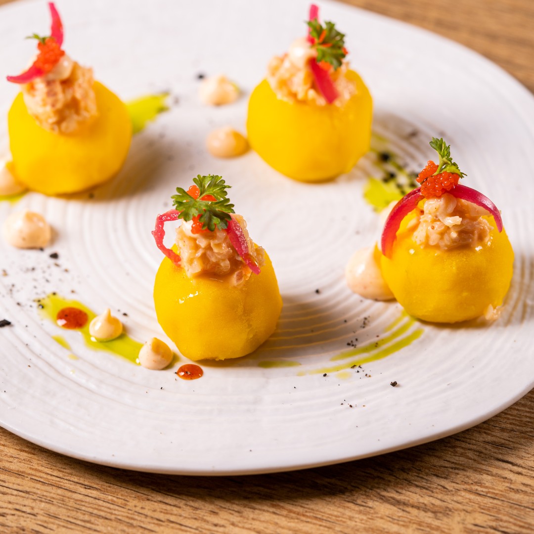 Potentes y divertidas, estas patatas ligadas con lima y ají amarillo son la cara vista de una receta bien consolidada en nuestra carta: la causa de langostinos al pil pil. Si aún no la has probado no sabes lo que te pierdes.

#malaga #benalmadena #causa