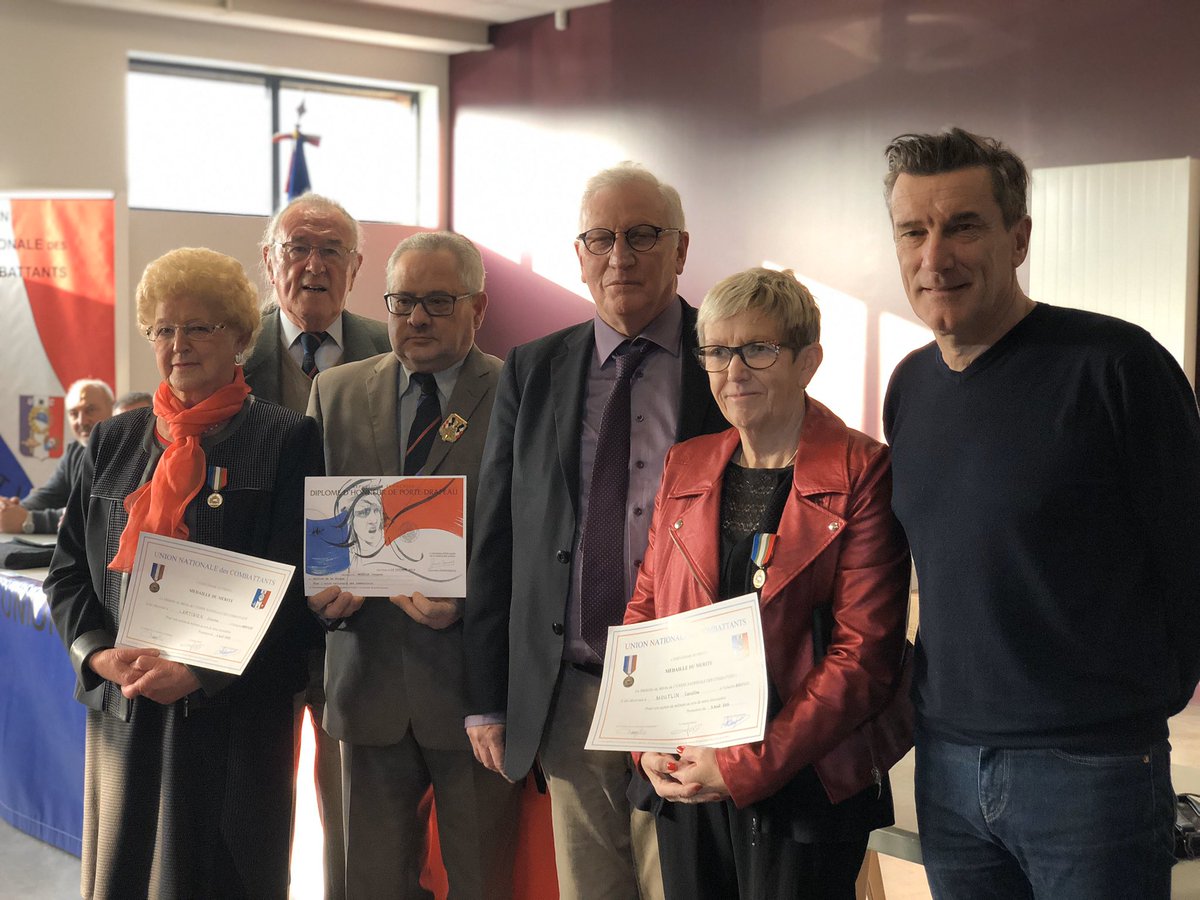 estaires59's tweet photo. #DISTINCTION : l’insigne du Mérite UNC a été remis à Josiane Lartisien et Caroline Mouflin. Jacques Mouflin a reçu l’insigne du porte drapeau pour 10 ans de présence à chaque cérémonie. 🇫🇷 https://t.co/6I8N71TO1b