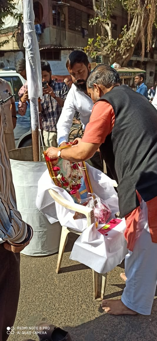 BharatBarot50's tweet photo. समस्त देशवासियों को 71वें गणतंत्र दिवस की हार्दिक शुभकामनाएं। 
दरियापुर विधानसभा के हनुमानपुरा विस्तार में दीपुभाई शाह के वहाँ ध्वजवंदन कार्यक्रम में ।
#HappyRepublicDay2020 #RepublicDay #RepublicDay2020 https://t.co/yvGTS8xaPA