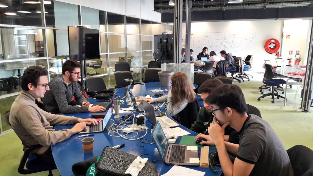 CarrNum's tweet image. Ça carbure pour ce 2e jour de challenge Fab&amp;amp;Lab! Plus que 5h avant les présentations.. 
#Hackathon #FabLab