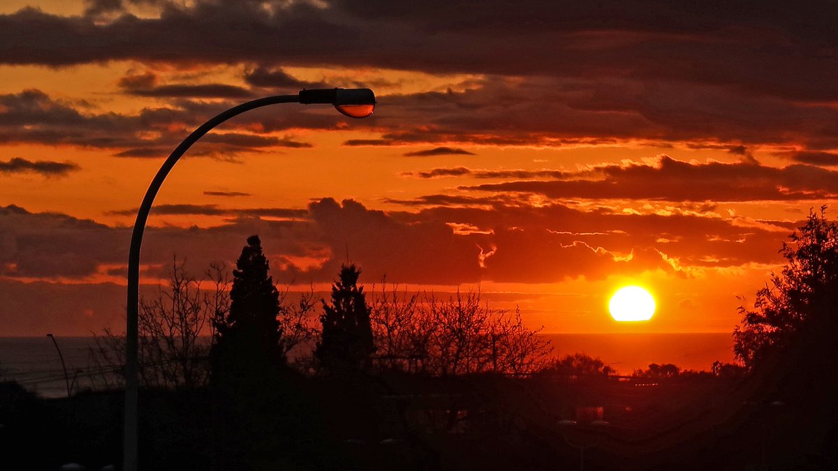 Street light meets sunset
#montegordo #sunset #streetlamps #algarve #portugal 

@EarthandClouds @ThePhotoHour @StormHour @LensAreLive @visitportugal @PicPoet @PicPublic @JustSunsetVibes @CanonUKandIE