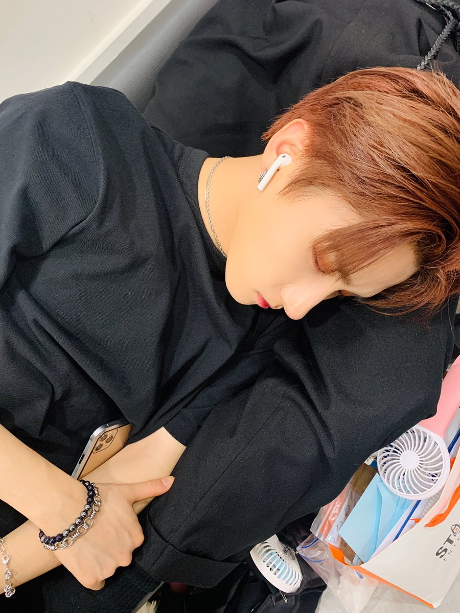 ChangBrasil's tweet photo. [#OUTROS] | 26.01.20📷🐺
ㅡ Na foto que Hyungwon postou, aparentemente a pessoa que  Changkyun está deitado, e com a cabeça apoiada em uma das pernas é o Jooheon 💜.  
#IM #CHANGKYUN #MONSTA_X
#아이엠 #창균 #몬스타엑스  
© mocca_mx https://t.co/VYeRqFbgni