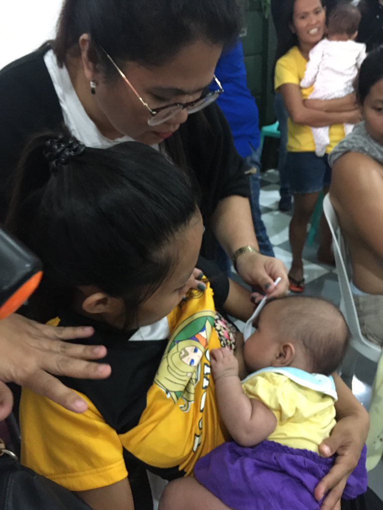 mogolcs's tweet photo. At one of the evacuation centers in Alfonso, Cavite, a mother is guided to bring baby back to breastfeeding after 2-months of bottlefeeding. Pasteurized donated breastmilk is also cupfed. #NanayBayanihan #EO51 https://t.co/W0NzXCL9P4