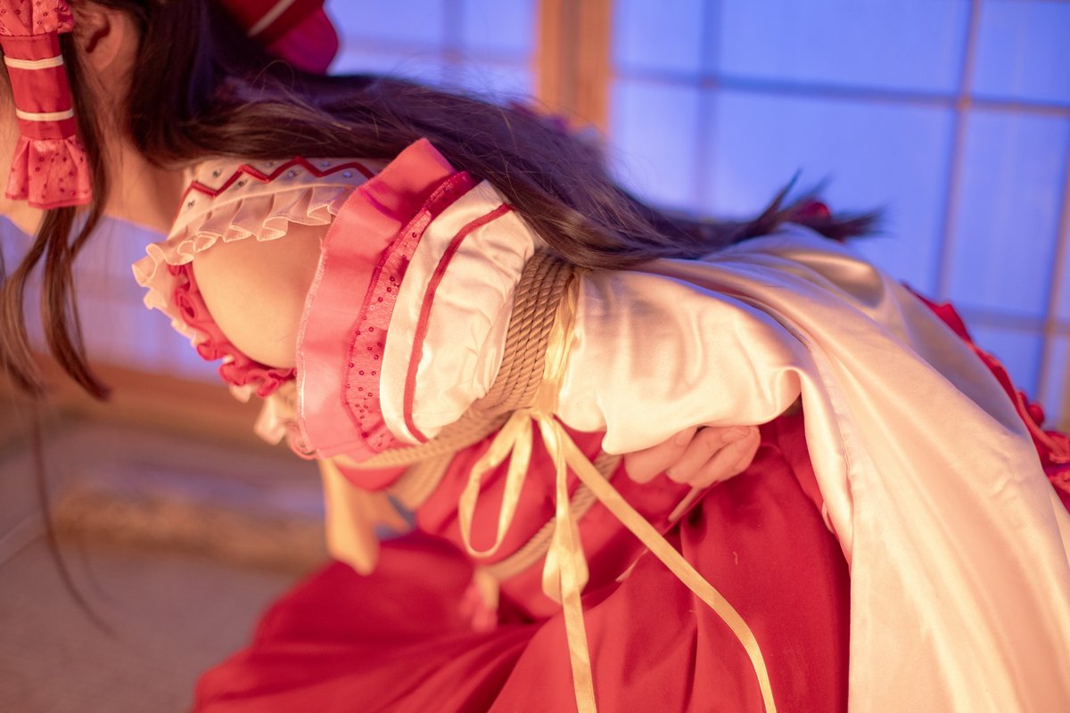 Hyouga_bh's tweet photo. ⚠ コスプレ緊縛 / 博麗霊夢

一时兴起就……拍一次试试看……？
（如果上一篇正片是“表篇”，那么这就算是“裏篇”？）

縄：@Hilda99052389 https://t.co/5szC28ZtlU