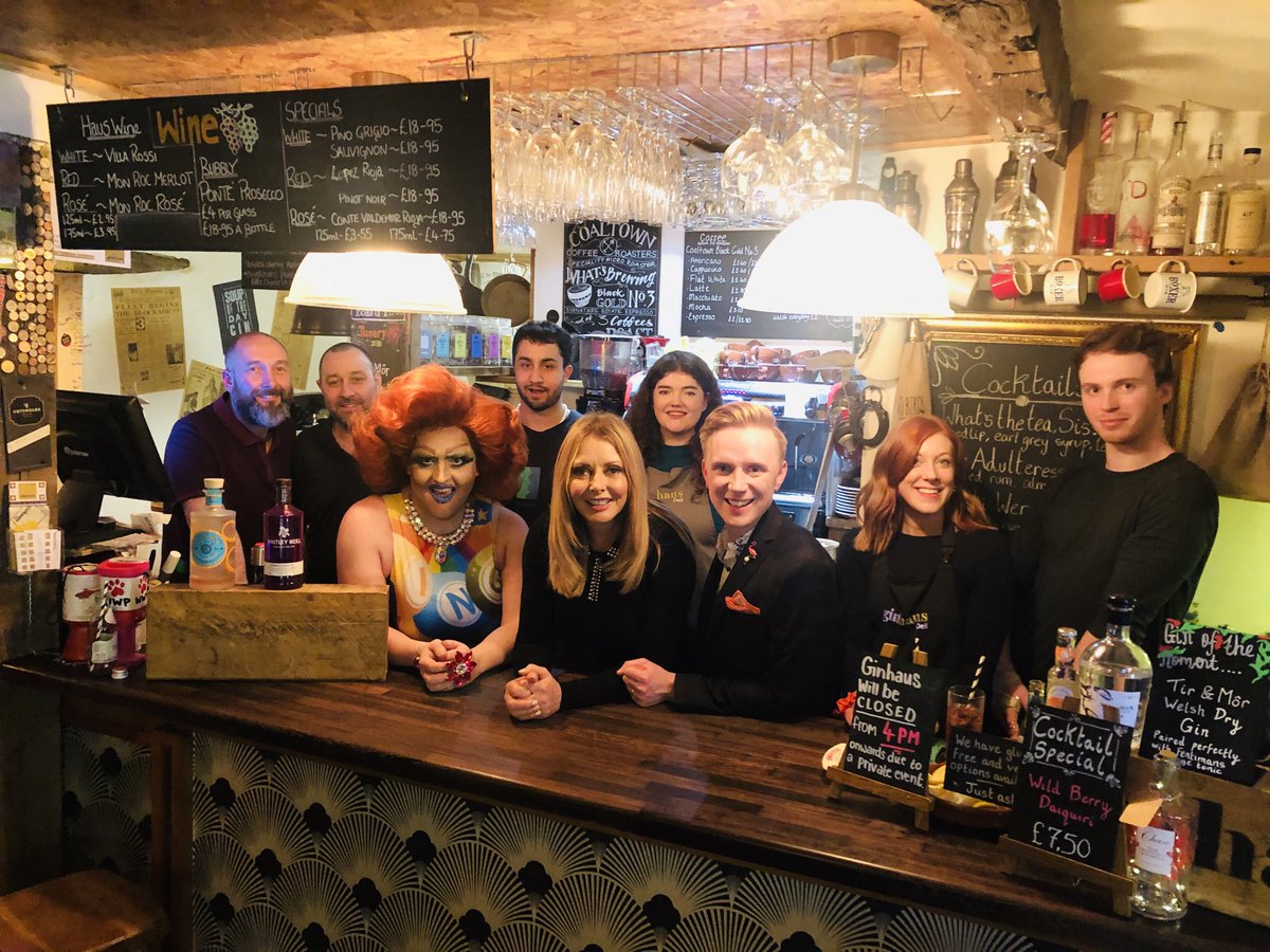 Day 3...#OnlySpeakingWelsh...had a brilliant time with our Welah/English performing drag Queen ⁦<a href="/ConnieOrff/">Connie Orff</a>⁩...actually cried laughing...in both languages. Thank you cosy gorgeous boozy Ginhaus  ⁦<a href="/ginhausdeli/">Ginhaus Deli</a>⁩ in Llandeilo ❤️❤️ ⁦<a href="/OwainWynEvans/">Owain Wyn Evans</a>⁩ ⁦<a href="/S4C/">S4C 🏴󠁧󠁢󠁷󠁬󠁳󠁿</a>⁩