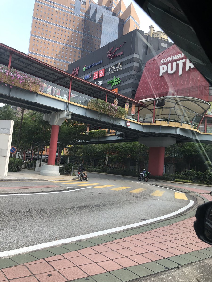fahanizzati's tweet photo. Bila KL takde orang camni, rasa macam Hari Raya 😃 https://t.co/FogSCCKpHx