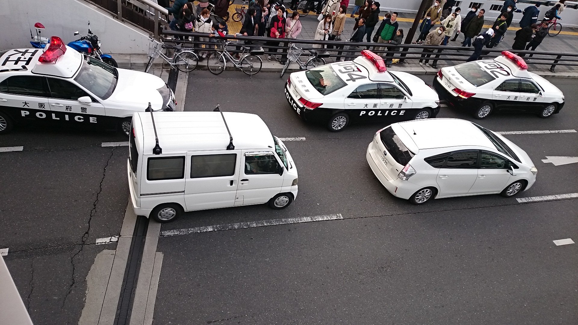 まゆっぴ 天王寺あべので暴走車か パトカー 大量の歩道橋で見る人一杯 かなり歩道暴走したか 歩道橋で止まっているかた移動してください の問いかけ アニメイト天王寺店前にて 天王寺 あべの 暴走車 歩道 大阪国際女子マラソン アニメイト天王寺