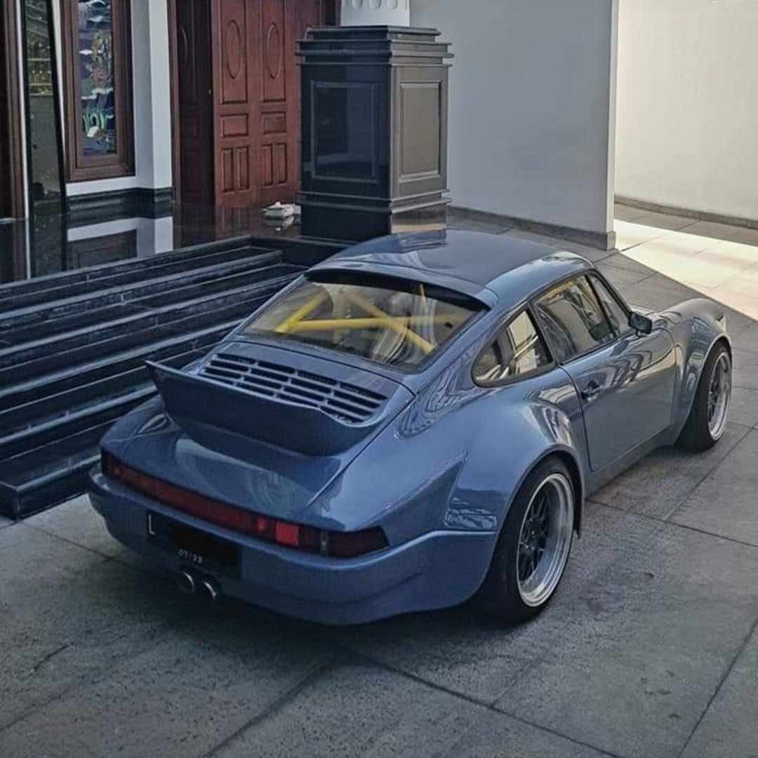 HoldenKlasik's tweet photo. MR90 1992 full convert Porsche 911 930 carrera Kondisi mulus, siap pakai, siap kontes, langka, jadi perhatian orang2 Mesin sehat, bisa d pakai daily sehari-hari tanpa towing Minat WA 082230343403 https://t.co/WEA2sPuIDQ
