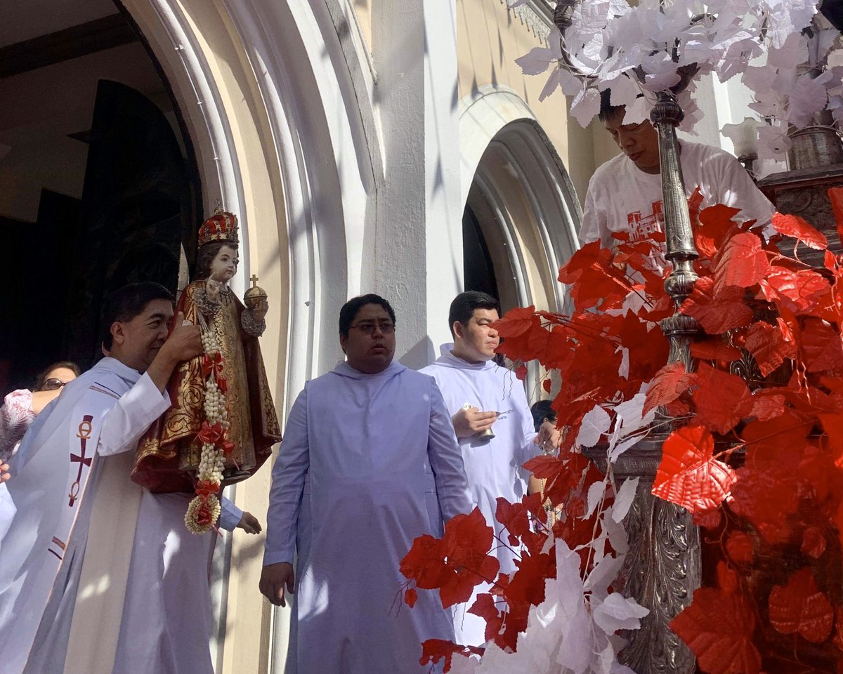 TheBedan's tweet photo. NOW HAPPENING: Rev. Fr. Aloysius Ma. A. Maranan, OSB, University Rector-President brings the image of Santo Niño to His karosa as Santo Niño will join the procession. #sbupistangstonino2020 https://t.co/QYj37i6Zob