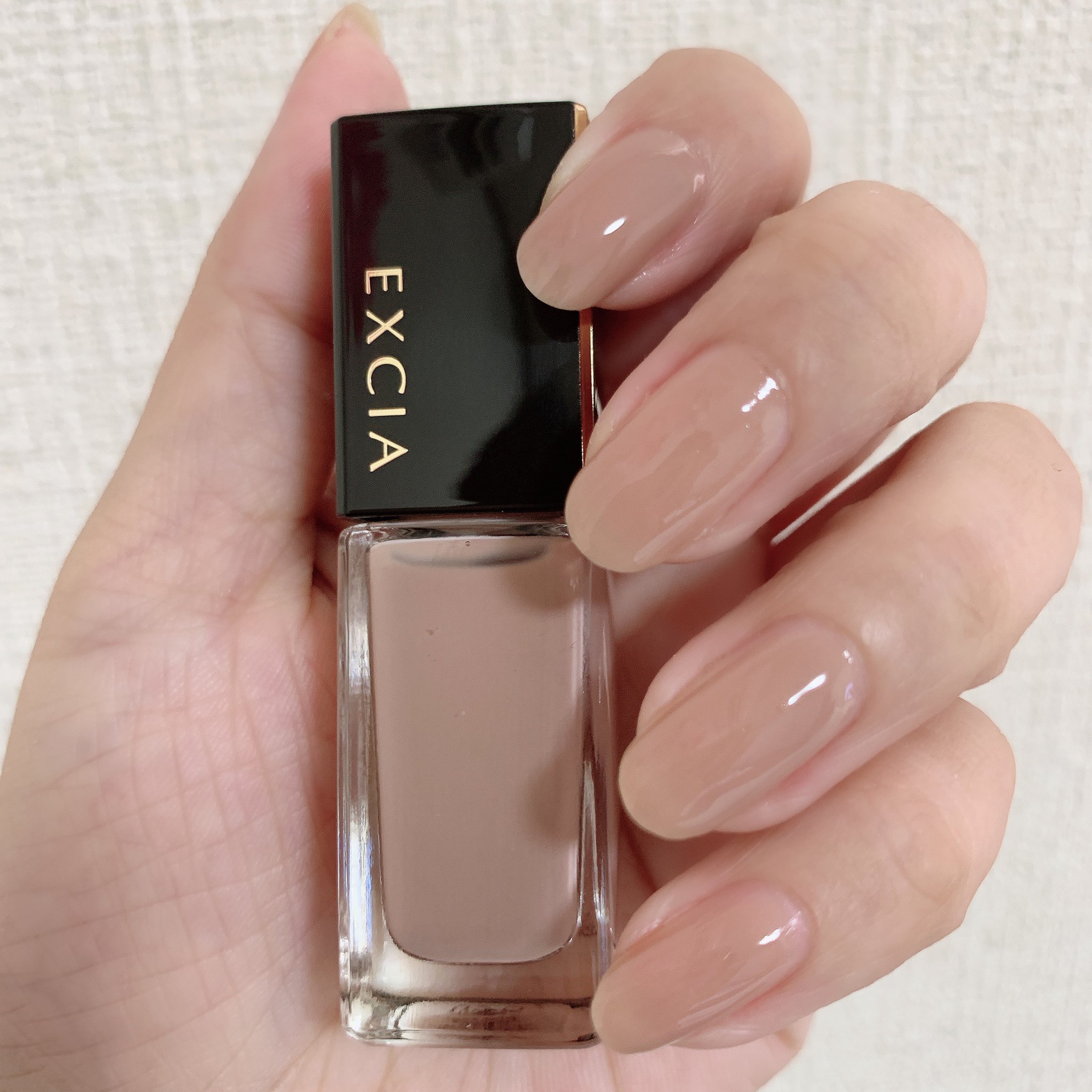 くろねこ エクシア の06 スーパーナチュラルに指先が綺麗になるベージュです これは爪用ファンデと言っていい ベージュは沢山持っているからと思っていたのですが 接客いただいたbaさんの指先が目を惹き 尋ねるとこのお色だった 1 2枚目は2度塗りで 3枚