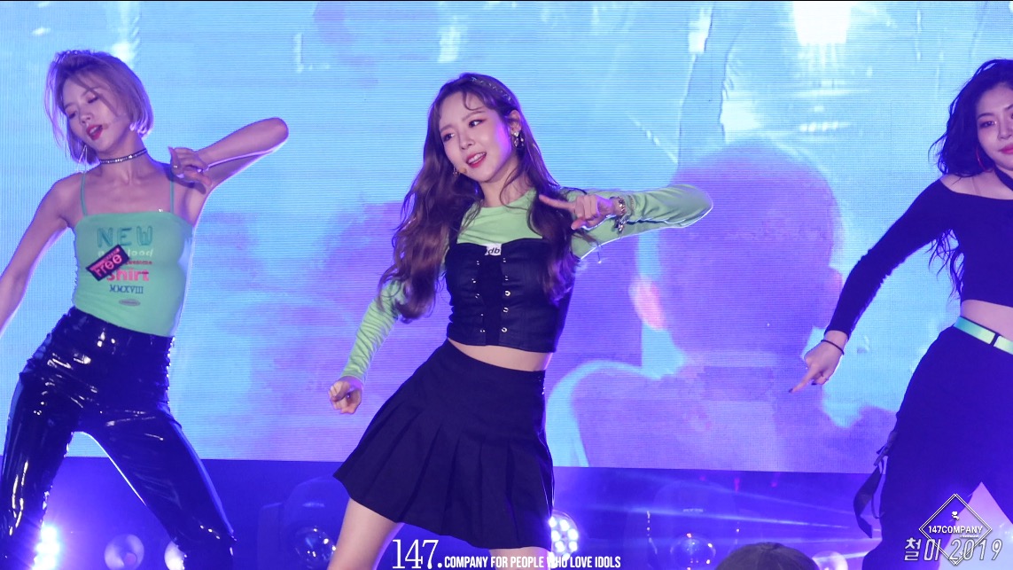 147_Company's tweet photo. [직캠]190525 #에이피아이 #api #청음 #Cheongeum 
ddp 늦은밤콘서트 by 철이 #4k
#판타지 #Fantasy
#Ho1iday #홀리데이 
@api_official_
https://t.co/mHoRsJP4pp https://t.co/AJAGSVCN0K
