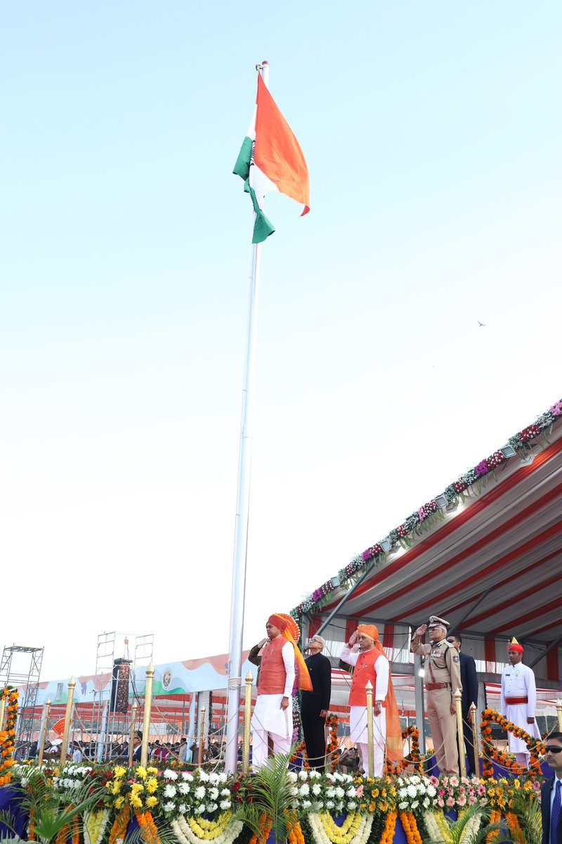 CMOGuj's tweet photo. 71મા #પ્રજાસત્તાકદિન નિમિત્તે રાજ્યપાલશ્રી આચાર્ય દેવવ્રત તથા મુખ્યમંત્રીશ્રી વિજયભાઈ રૂપાણીએ રાજકોટ ખાતે દેશભક્તિની લાગણીઓથી છલોછલ વાતાવરણમાં ઉન્નત ભારતના ગૌરવ સમાન રાષ્ટ્રધ્વજને સલામી આપી હતી અને ખુલ્લી જીપમાં પરેડનું નીરીક્ષણ કર્યું હતું. https://t.co/0BwyBbs4pl