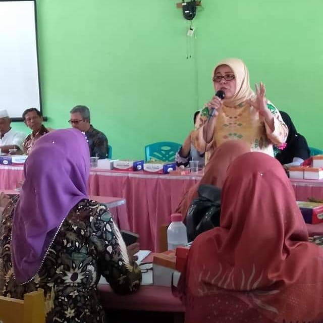 PgDprd's tweet image. Wakil ketua fraksi Partai Golkar DPRD Sumbar, Hj. Sitti Izzati Aziz kunjungi SMU 1 Kayu Tanam, Padang Pariaman, dlm rangka reses sklgs tampung aspirasi, 24 Januari 2020.