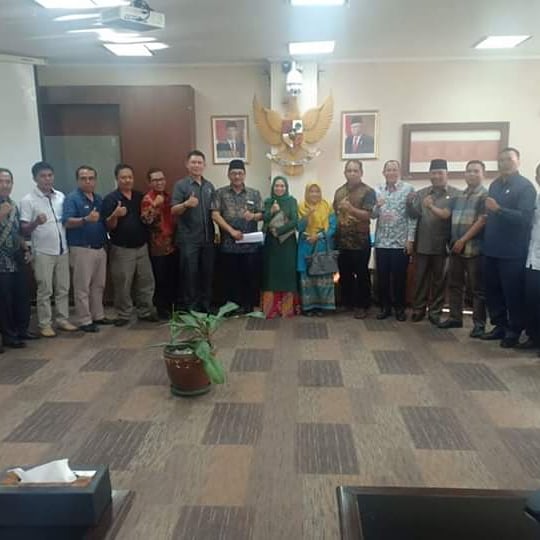 PgDprd's tweet image. Anggota Fraksi Partai Golkar DPRD Sumbar, H. Benny Utama,  bersama Anggota Komisi IV DPRD Sumbar lainnya usai menerima kunjungan kerja Anggota DPRD Agam, 22 Januari 2020.
