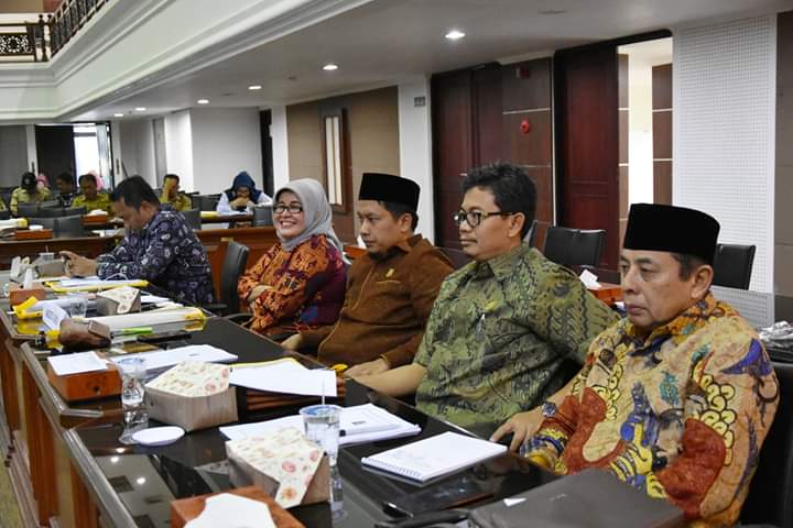PgDprd's tweet image. Wakil Ketua Fraksi Partai Golkar DPRD Sumbar, Hj. Sitti Izzati Aziz bersama anggota Komisi V DPRD Sumbar hadiri seminar ttg Ranperda Penyelenggaraan Wisata Halal di gedung DPRD Sumbar, 13 Januari 2020