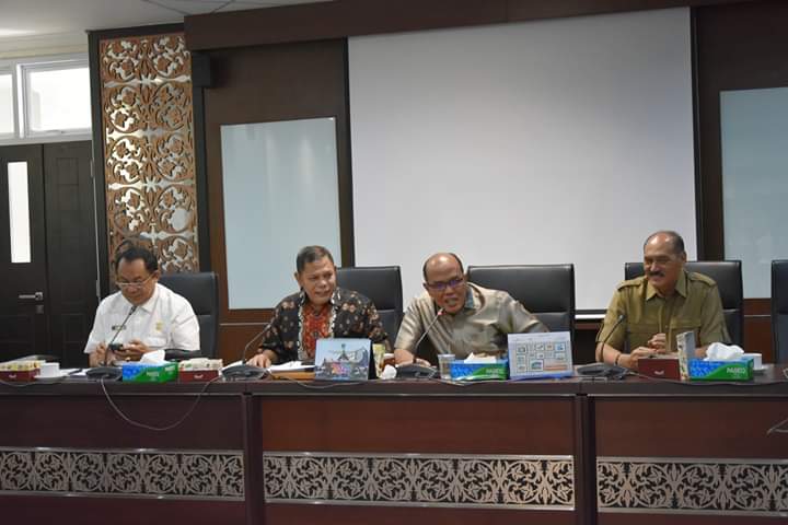 PgDprd's tweet image. Ketua Komisi III DPRD Sumbar yg jg Sekretaris Fraksi Partai Golkar, H. Afrizal dalam rapat kerja proses rekrutmen direksi Bank Nagari periode 2020-2024 yg dipimpin Ketua DPRD Sumbar,  Supardi, 13 Januari 2020.