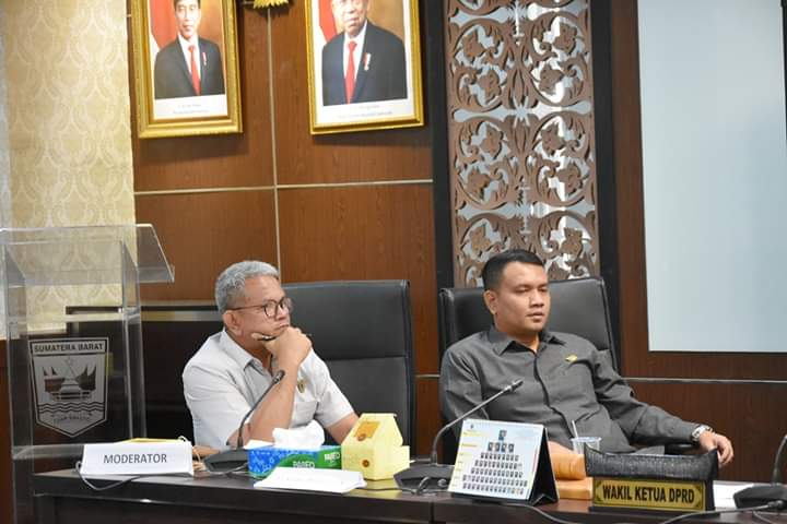 PgDprd's tweet image. Sekretaris Komisi IV DPRD Sumbar yg jg anggota Fraksi Partai Golkar, Lazuardi Erman mjd moderator dlm seminar ttg Ranperda Perlindungan dan Pengelolaan Lingkungan Hidup di gedung DPRD Sumbar, 13 Januari 2020.