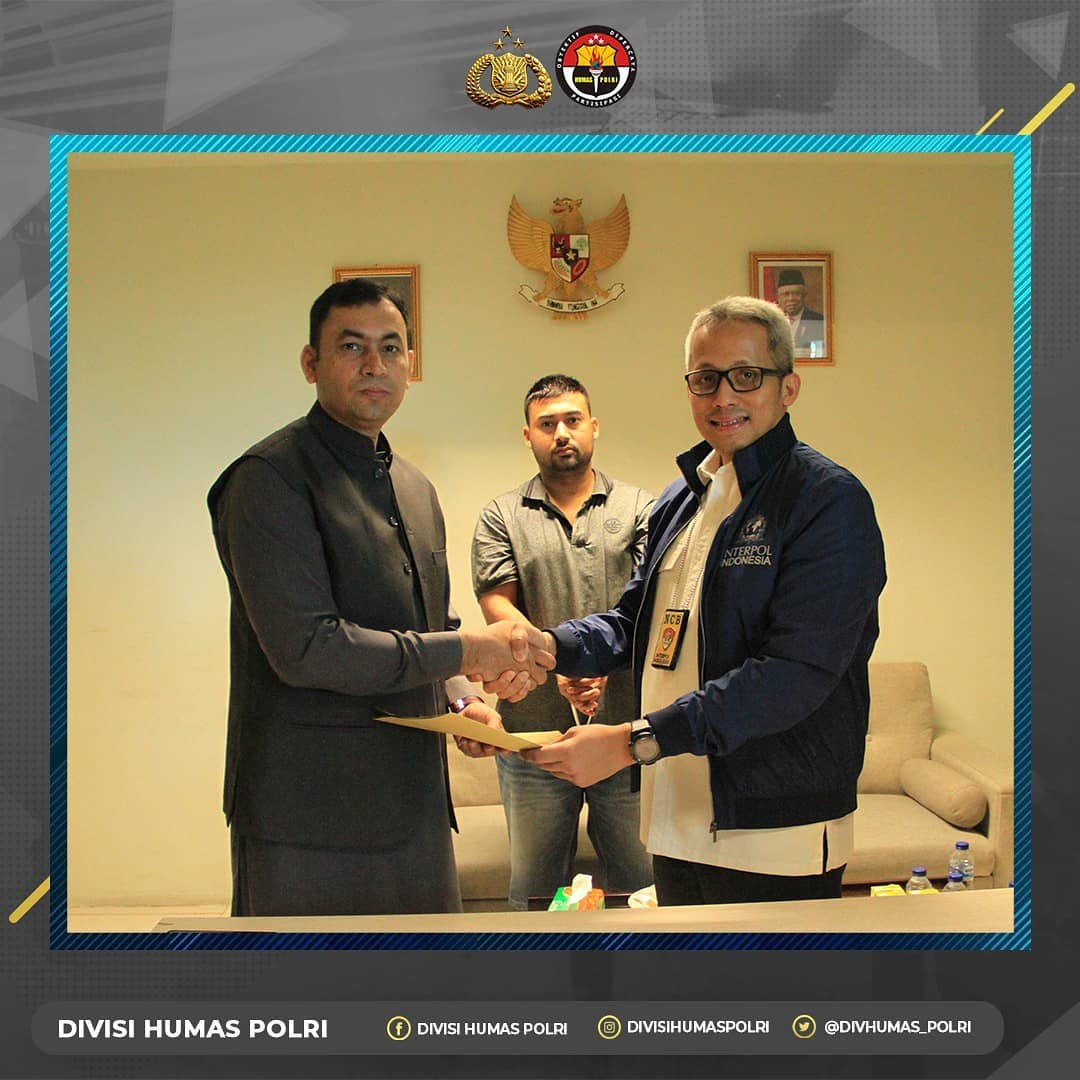 BagSDMresklk's tweet photo. NCB INTERPOL INDONESIA BERHASIL TANGKAP BURONAN KEPOLISIAN PAKISTAN
#Polripromoter
#InfoPolri https://t.co/Oj3dhfminU