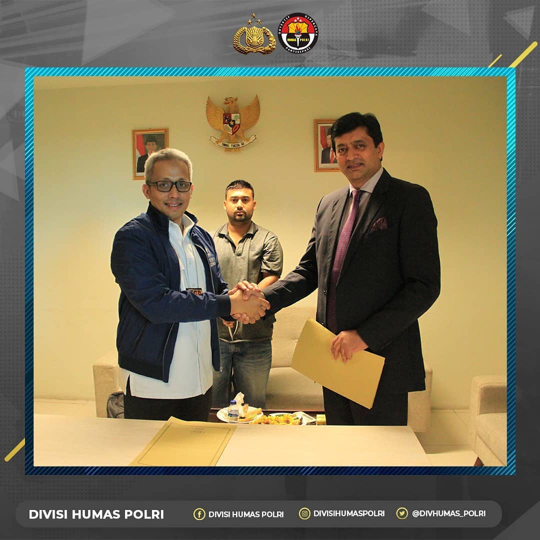 BagSDMresklk's tweet photo. NCB INTERPOL INDONESIA BERHASIL TANGKAP BURONAN KEPOLISIAN PAKISTAN
#Polripromoter
#InfoPolri https://t.co/Oj3dhfminU