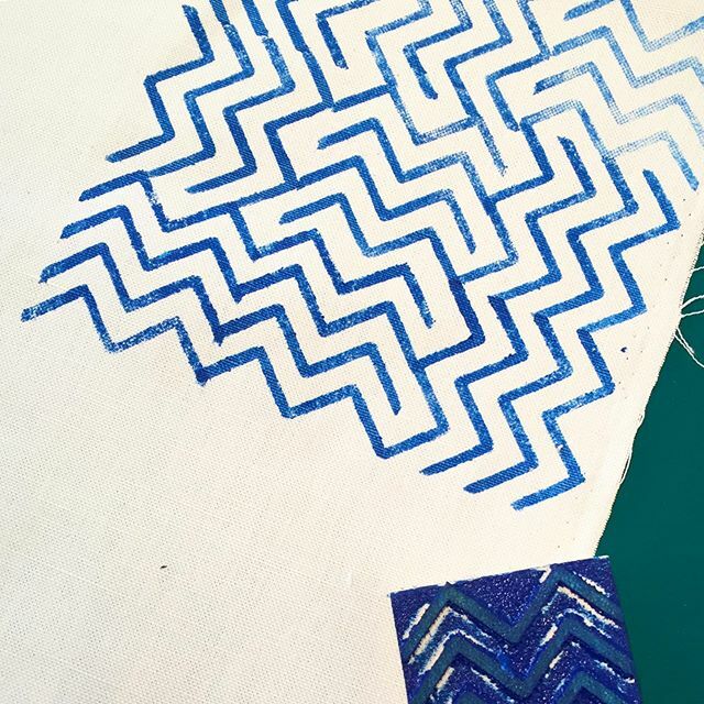 Tellement in love avec le #blockprint en ce moment. Je revisite des motifs que je créais avec quelques lignes de codes dans #processing #p5. Le numérique n’est pas très loin : le bloc de bois est sculpté avec la super machine du @letextilelab mais la dis… ift.tt/36tZ6C9