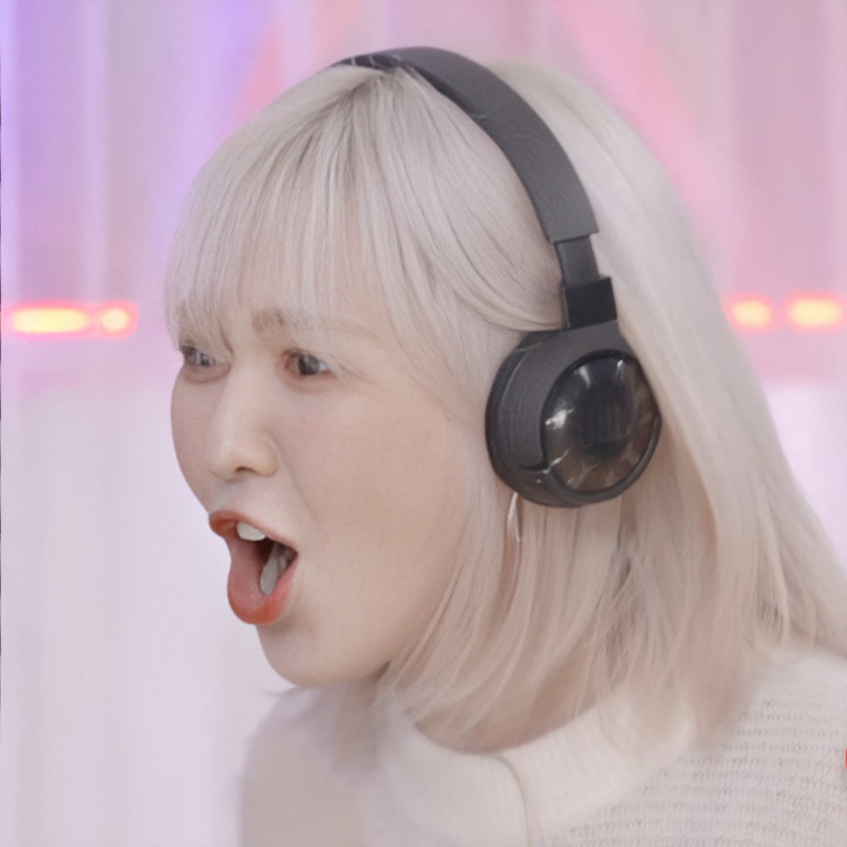 wenhunpics's tweet photo. 🐿️ "SM WATER TASTES LIKE A WATER!!!"
🐥 "Huh? I can't hear you?!"
🐥 "..." https://t.co/015xkM5wJs