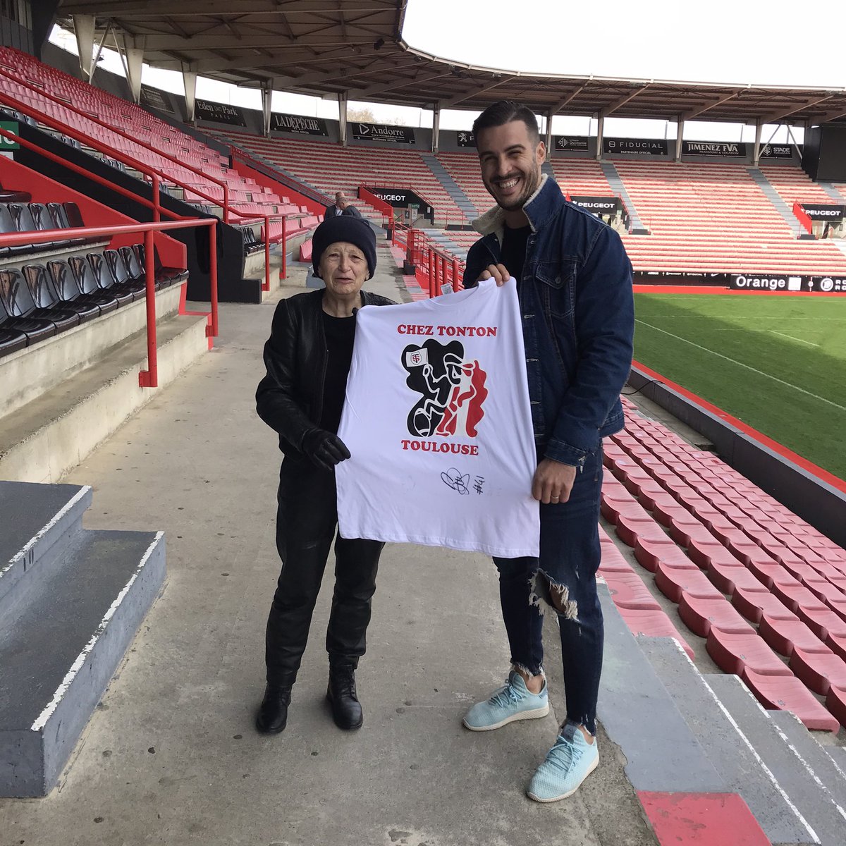 💛GRAND JEU CONCOURS🖤

À l’occasion des 41 ans du bar, tente de gagner 1 des 3 T-SHIRTS COLLECTORS dédicacés pour l’occasion par <a href="/SoGuitoune/">Sofiane Guitoune</a>!🔴⚫️

RT + FOLLOW pour participer!

Tirage au sort demain 20H!

Bonne chance à tous et à toutes!🤞

#Les41ansdeChezTonton