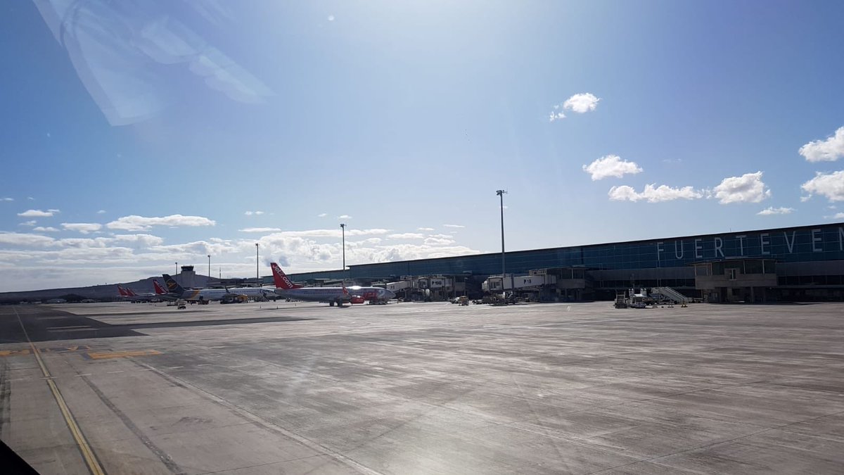 Hoy os deseamos un #felizdomingo desde la tierra majorera, #FuerteventuraFUE.
Preciosa panorámica de la ciudad de #PuertodelRosario.
.
.
Fotos📸: Javier González
<a href="/jmanatol/">Juan Miguel Anatol</a> <a href="/ibeca73/">Iván Benítez</a> <a href="/linwer/">Francesc Casellas</a> <a href="/RosaOP/">Rosa ✈</a> <a href="/MargotAB/">Smilegot 📷</a> <a href="/Asoc_CIS/">Asociación CIS</a> @canarias_es <a href="/KarlosTorna/">Charli ®</a> @FUE_airport <a href="/fue_spotting/">FUERTEVENTURA Plane Spotting</a> <a href="/hydra_66/">tous les airs y sont</a>