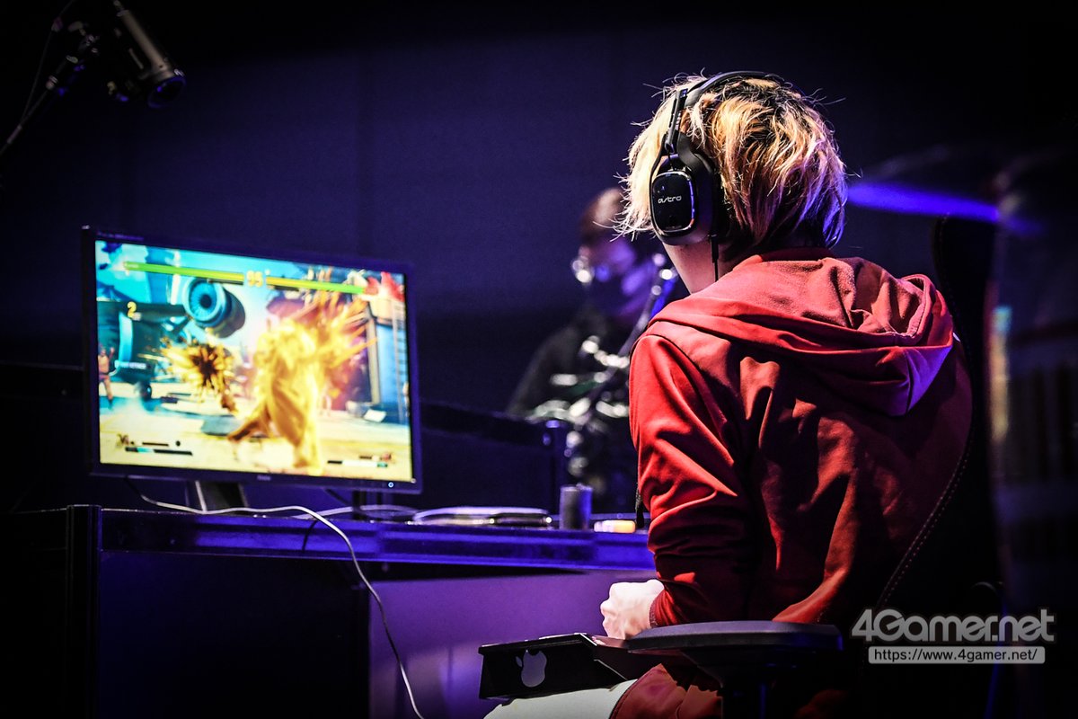 4GamerLive's tweet photo. バーディvs.Gのパワーキャラ対決となった第3試合。どっしりと構えた地上戦が続きますが，一歩先んじたのはNuckleDu選手。Trashbox選手のバーディに対し，チャンスを逃さぬ攻めを展開し，勝利。Trashbox選手はここで敗退となりました。#EVOJapan2020 https://t.co/MzOdlJC2w6