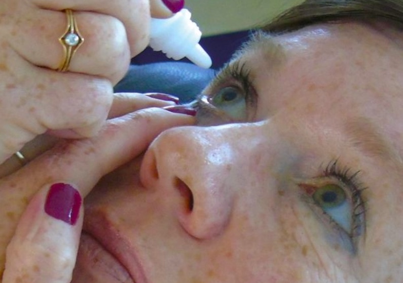 glaucoma_uk's tweet photo. If you have #glaucoma you’ll probably be treated with eye drops which help to lower the pressure in your eye, and reduce loss of vision. There are a number of eye drops and various aids that help people to take them correctly. More on our website https://t.co/DKMgUvhn5u https://t.co/YNTgEZSFUc
