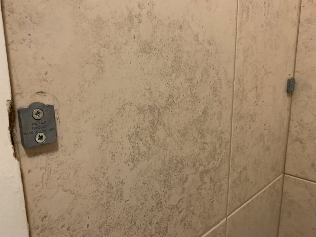 BuyerBewareGB's tweet photo. @oyorooms Here's the bathroom towel rail in one of OYO's 'deluxe' London rooms! #OYOForYou #OYORooms #TravelWithOYO #OYOEverywhere https://t.co/Qt9GfSCakN