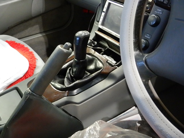 ｆｉｔコーポレーション ３０ソアラのタイヤ交換です これなんと マニュアル車です ソアラは久しぶりに動かした 今 乗ってもやっぱりいい車ですね ドアの開き方がバブルな時代を感じます T Co Qxommyxqwu ソアラ タイヤ交換 ホイール