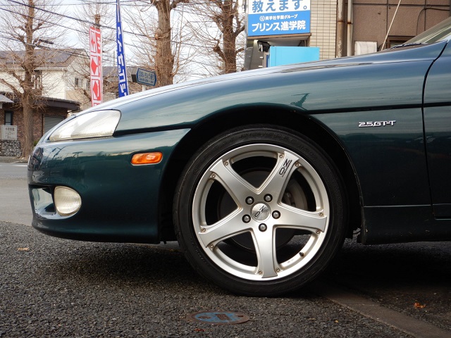 ｆｉｔコーポレーション ３０ソアラのタイヤ交換です これなんと マニュアル車です ソアラは久しぶりに動かした 今 乗ってもやっぱりいい車ですね ドアの開き方がバブルな時代を感じます T Co Qxommyxqwu ソアラ タイヤ交換 ホイール