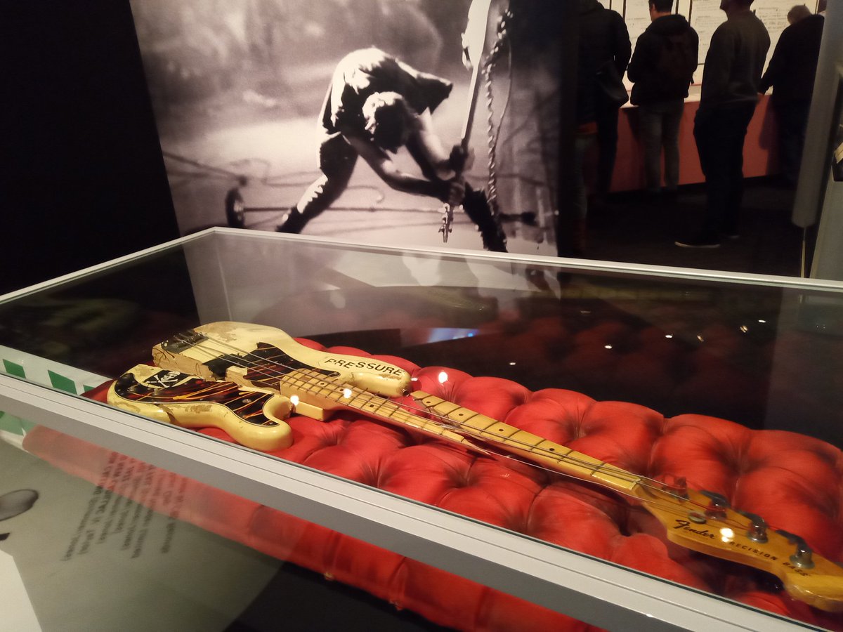 JonSalmon2's tweet photo. THAT bass guitar which became one of the most iconic images in rock history! Joe Strummer's stage shoes and battered typewriter also amongst the @TheClash treasure trove @MuseumofLondon #londoncalling exhibition. Great rock nostalgia fest 🎸🎸😀👏🤩🤠 https://t.co/Bon3cI5mDh