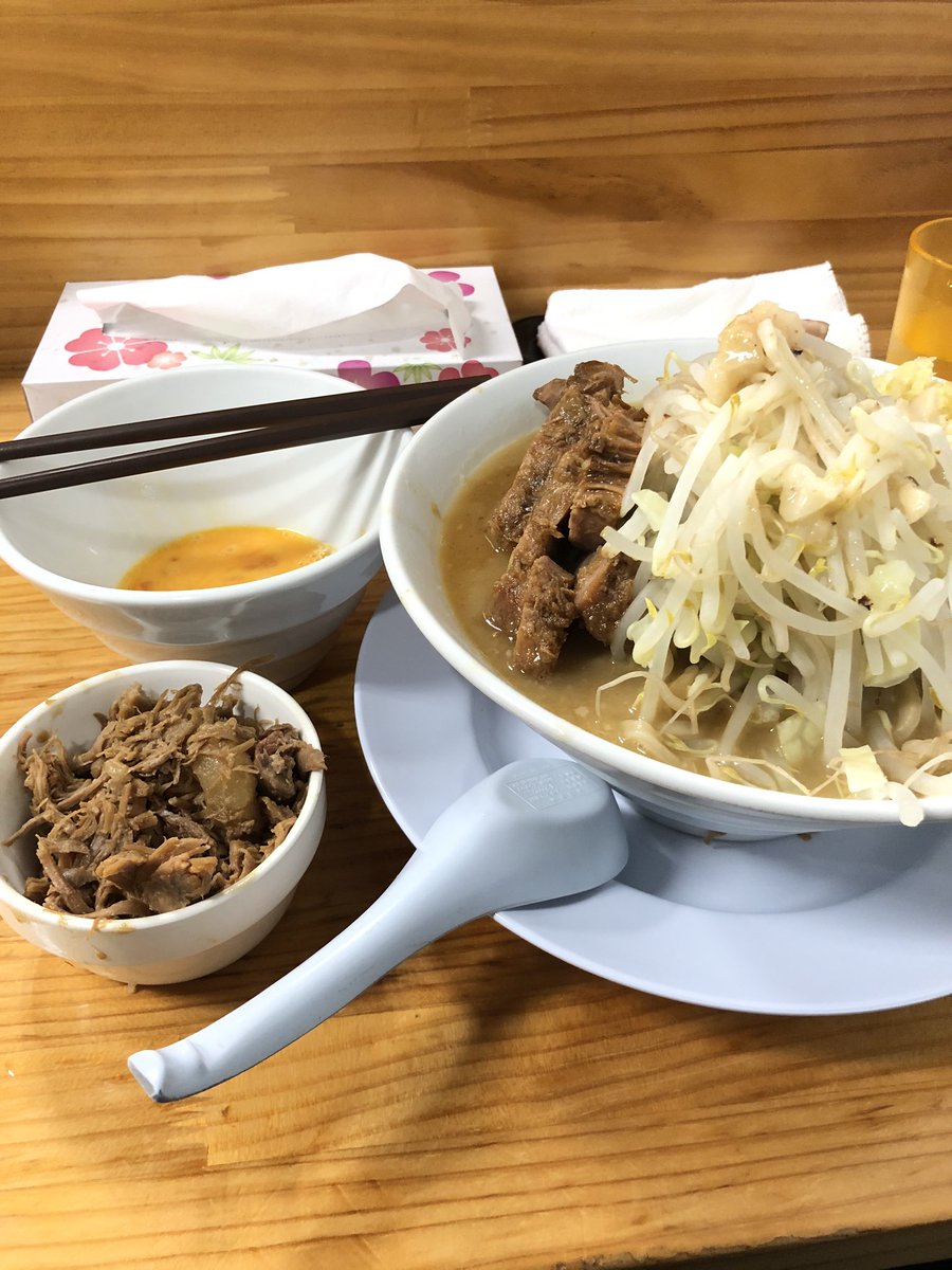 EzyQf's tweet photo. ラーメン 赤沼
12月末オープンした赤沼に来た。
ラーメン 850円
肉かす100円
生卵50円　ジャスト1000円

コールは野菜アブラ増し
ニンニク、しょうがはセルフで入れ放題。
個人的には両方ともレンゲ1/2ずつがおすすめ。
たまごをといてミニまぜそばにして一味とこしょうを交互に食べるのがおすすめ！ https://t.co/axqTgYuFLx