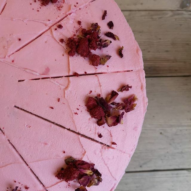 OffbeetRetreat's tweet image. You guys just can't get enough of our raspberry and lemon sponge! So we have one baked and ready for devouring on this gloomy Sunday. .
.
.
.
.
.
.
.
.
.
.
.
.
#vegan #vegancake #vegancafe #veganfood #veganfooddaily #lovevegan #lovecake #cakedaily #photo… ift.tt/37tECea