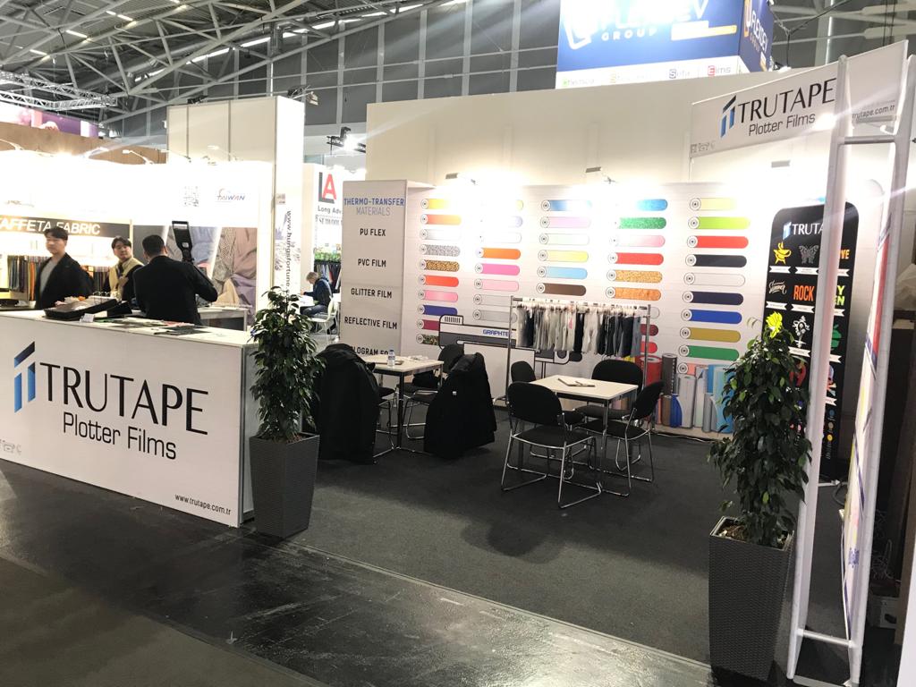 trutape's tweet photo. Hallo München🙋🏼
@ISPO Munich'teki yerimizi aldık! C2-213 numaralı standımıza sizleri bekliyoruz.
#Trutape #HititTransfer #KaryaTekstil #ispomunich #ispomunich2020 #acceleratingsports #exhibition #sportswear #sports #tradefair #plotterfilms #plotter #flex #heattransfer #heatpress https://t.co/76JcV5bczc