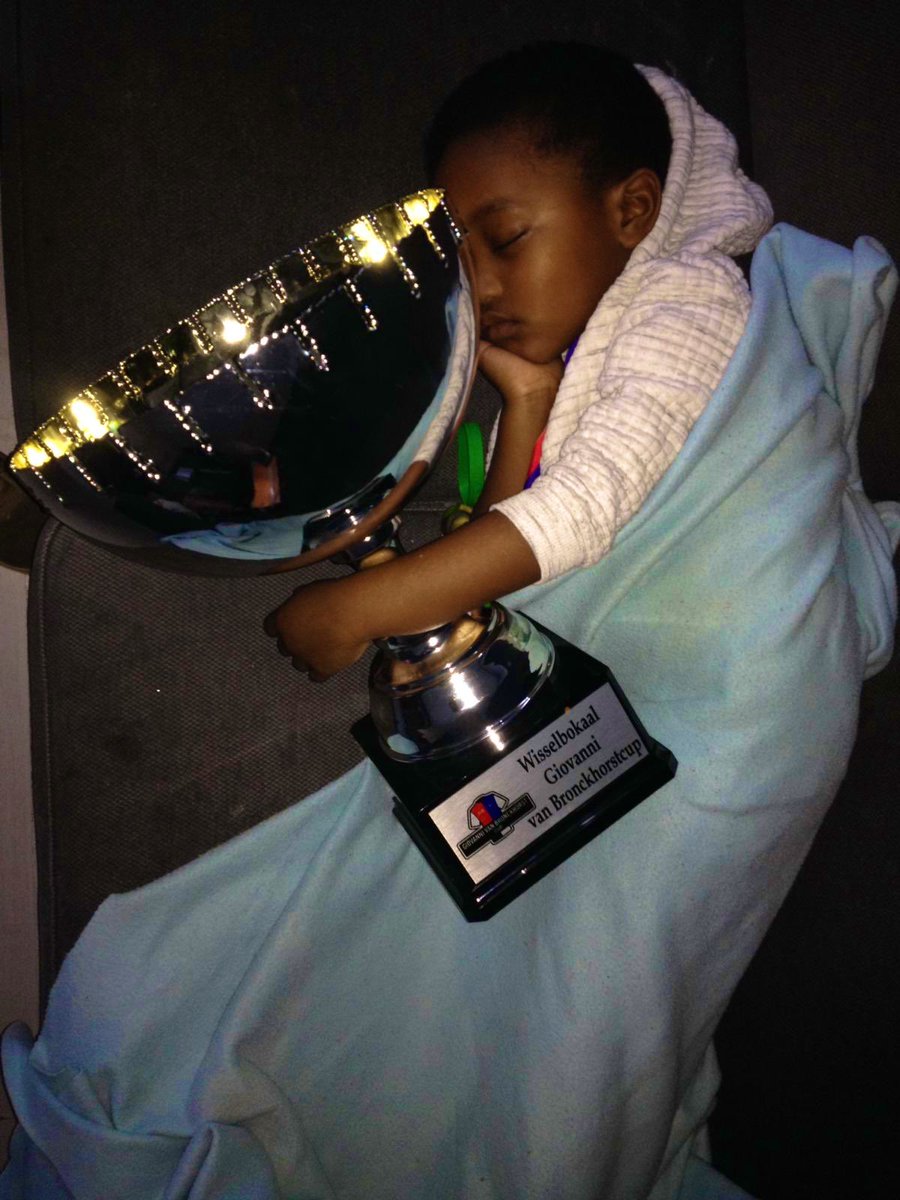 MandyLeenpoel's tweet photo. De mooiste foto van vandaag! De winnaar van de 1ste Giovanni van Bronckhorst E-cup totaal uitgeput na een dag plezier maken, sportief bezig zijn en FIFA20 spelen! Op naar de 2de GvB E-cup in 2021! #giovannivanbronckhorstecup #rotterdamsesporticonen #svgio https://t.co/BkJJbAX6vG