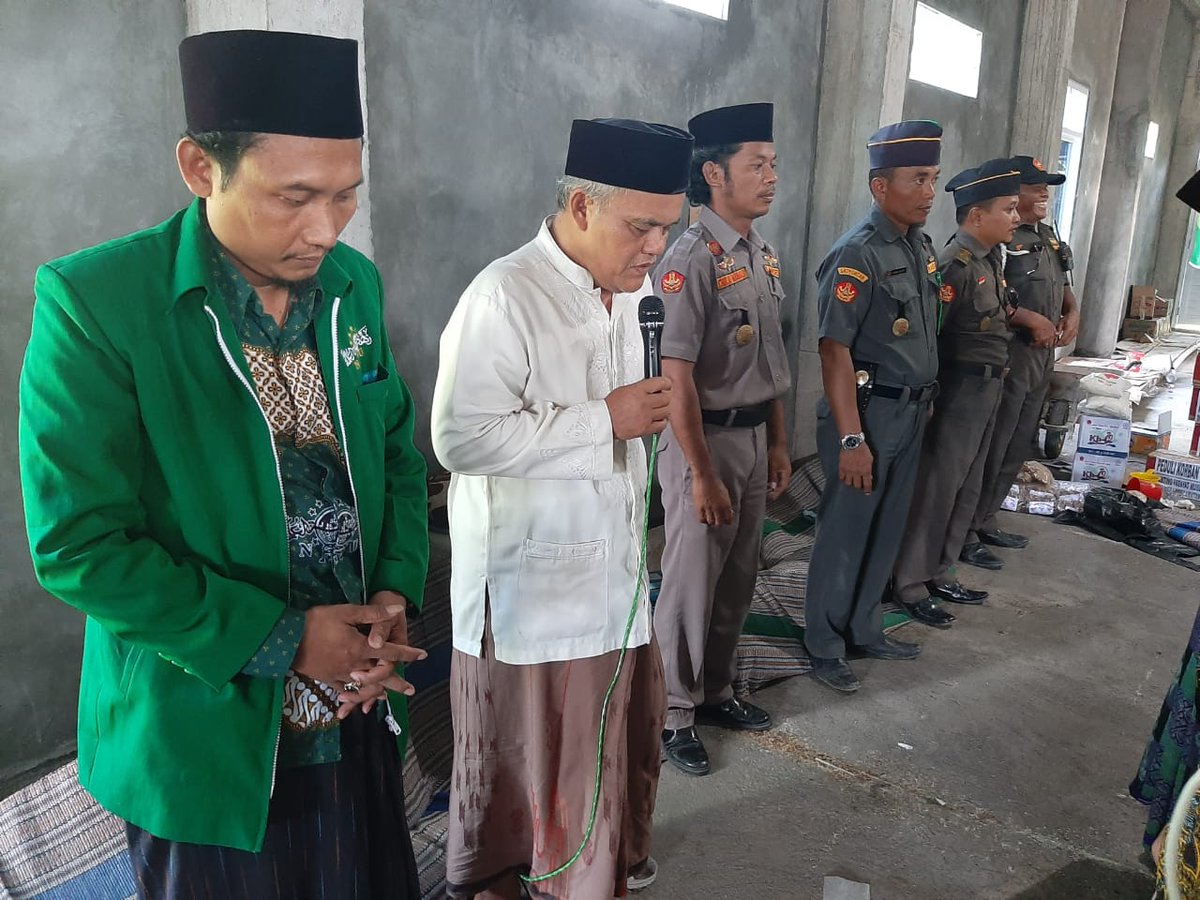 Apel pemberangkatan pasukan dalam rangka pendistribusian logistik pasca banjir tahap ke 2 dipimpin langsung Rois syuriyah MWC NU Guntur Kab. Demak KH. Rofiq Anwar dan ketua Tanfidziyah KH Tamim Romli selaku penanggung jawab posko
<a href="/AnsorDemak/">GP Ansor Demak</a> 
<a href="/pwansorjateng/">Ansor Jateng 1</a> 
<a href="/Official_Ansor/">Gerakan Pemuda Ansor</a>