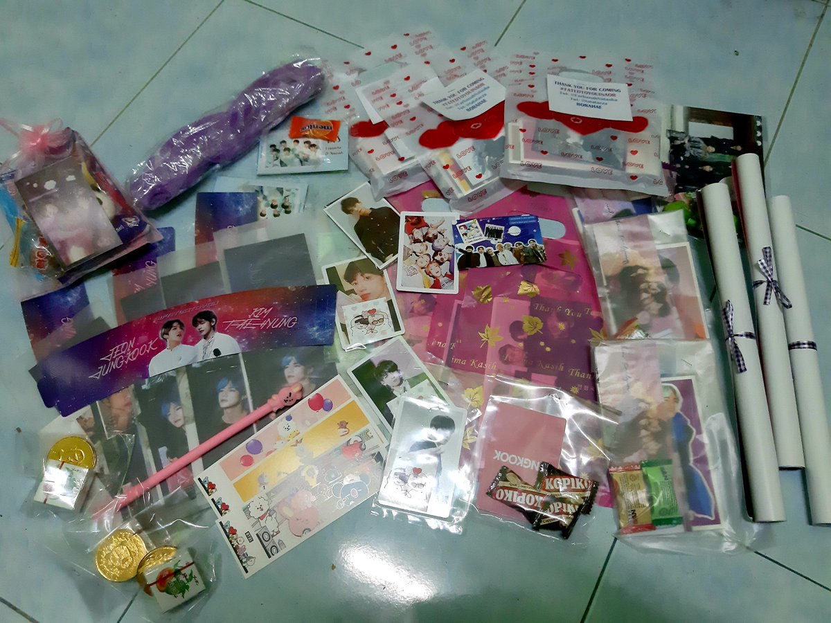 akidchan_'s tweet photo. Thank you to all #FatedToYouinAOR organizers for the wonderful event (eventho I can't stay long) and magnificent cupsleeve+freebies. Love them so much. Great job on the deco of the place. A++. Literally taekook heaven. LOVE IT!

Thanks to all lovelies who giving out freebies.

💜 https://t.co/PRKG4f2JrL