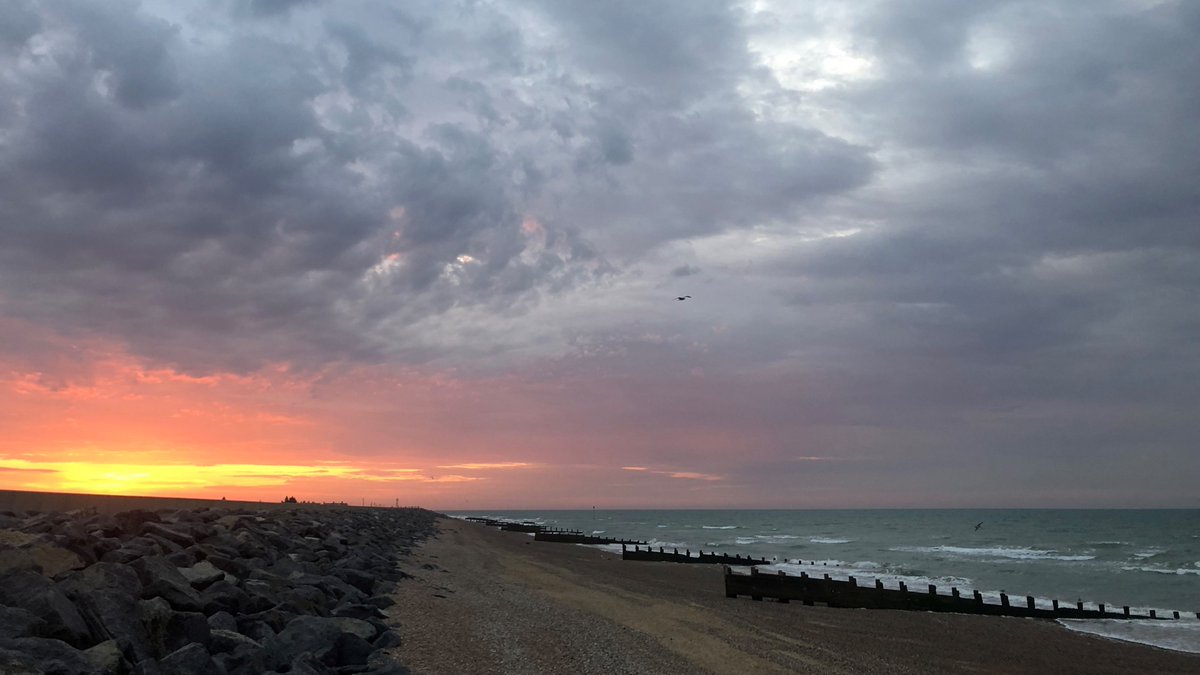 UKRunChat's tweet photo. The coastal scenery along the south coast, van-living life, the legendary night-time runs…these are just some of the amazing things you can expect at Reebok Ragnar White Cliffs, plus you can run as an ultra team and double up on legs! #WhiteCliffs #ukrunchat #OnlyAtRagnar https://t.co/hoDMjfszHB