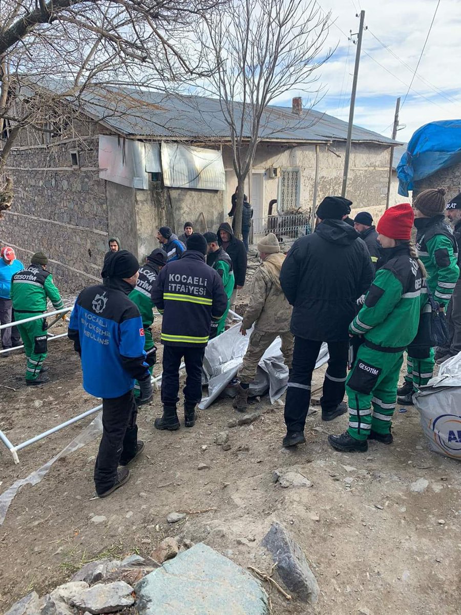 kbbitfaiye's tweet photo. Afet konusunda Türkiye'nin en deneyimli ve donanımlı ekiplerinden olan Kocaeli  Büyükşehir Belediyesi ekiplerimiz, depremde hasar gören #Elazığ köylerinde geniş kapsamlı çalışmalarını sürdürüyor.
#ELAZIĞdeprem
@tahirbuyukakin
@kocaelibld https://t.co/BxzQvX7Wlp