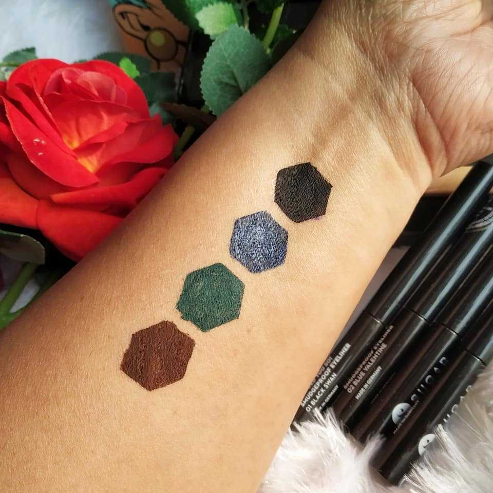 trySUGAR's tweet photo. We told you so that Eye Told You So! will take your heart away!💚💙🖤
In frame: Samannita Modak
Swatches of: Eye Told You So! Smudgeproof Eyeliner
.
.
#TrySUGAR #SUGARCosmetics #Eyeliner #EyeToldYouSo #IToldYouSo #Smudgeproof #Budgeproof #WaterResistant #WingedEyeliner https://t.co/D7bQGJn0Iw